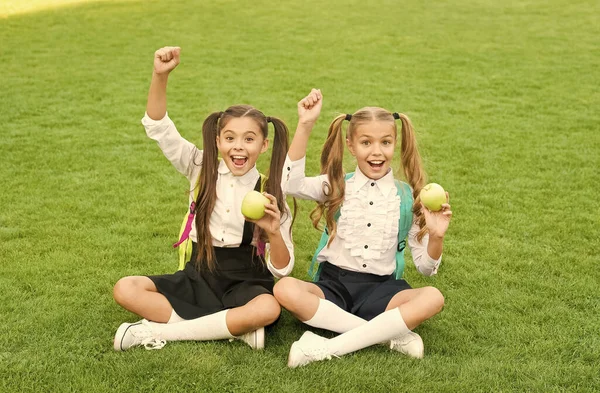 El poder de las manzanas en su salud. Los niños felices sostienen manzanas sobre hierba verde. Dieta natural. Salud dental. Higiene oral. Hábitos de cuidado dental. Prevención de caries. Cuidado de niños y salud. Educación sanitaria — Foto de Stock
