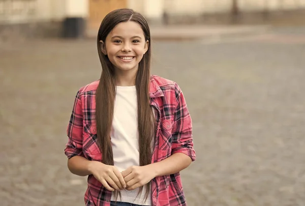 Felice bambino in stile casual sorridere all'aperto giorno dei bambini, 20 novembre — Foto Stock