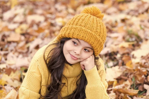 Meleg őszi hangulat. Kisgyerek jó hangulatban a szabadban. Kis gyermek pihenni a friss levegőn ősszel. Átgondolt hangulat. Őszi hangulat van. — Stock Fotó