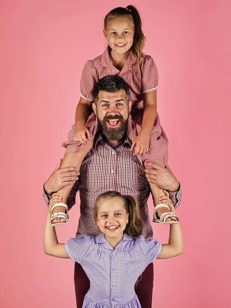 Padre barbudo con dos niñas hermanas, familia —  Fotos de Stock