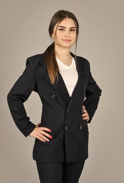 Девушка носит черный костюм деловой костюм, студенческая концепция — стоковое фото