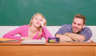 Üniversitede ya da üniversitede okumak. Ücretsiz programa başvurun. Üniversite okuyan birkaç arkadaş. Öğrenci hayatı sorunları. Erkek ve kız yorgun ya da tembel öğrenci sınıfta masaya yaslanıyor. Sıkıldım.