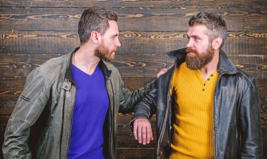 Hayal kırıklığına uğramış ortak tartışıyor. Hesaplaşma konsepti. Çatışma ve çatışma. Adam tartışırken adam üzülür. Başarısız ve yanlış anlama. Kendini suçlu hisset. Başarısızlık ve hayal kırıklığı. Erkekler anlaşma tartışmak başarısız