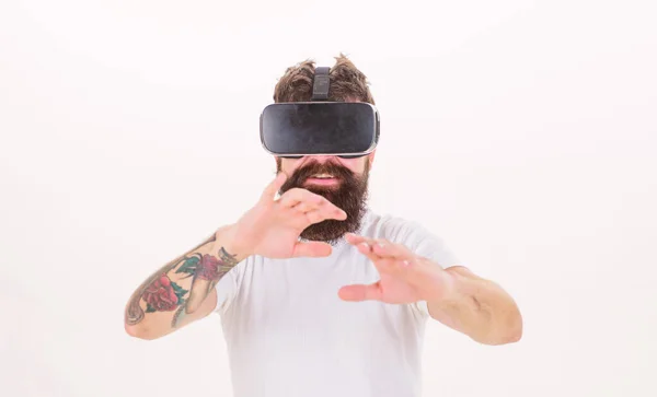 Mann mit Virtual-Reality-Brille. Bärtiger Mann mit Virtual-Reality-Brille im Studio. Virtuelle Realität erleben. — Stockfoto
