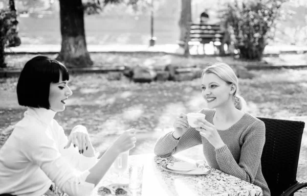 Conversación de dos mujeres cafetería terraza. Reunión de amistad. Juntas y amistad femenina. Confía en ella. Chicas amigos beben café y disfrutar de la charla. Verdadera amistad amistosa estrechas relaciones —  Fotos de Stock