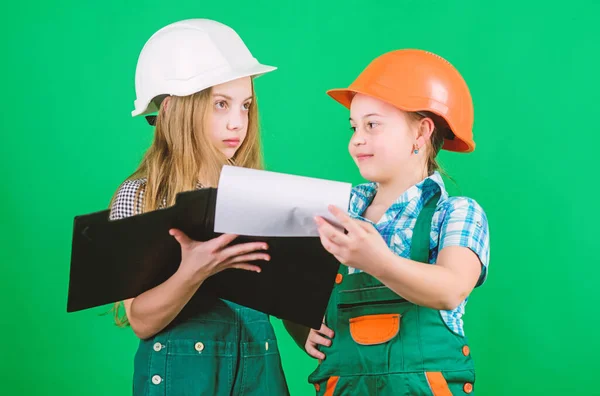 Projecto escolar. Filhos felizes. Dia do trabalho. 1 de Maio. Miúdos com capacete e tablet. Inspector capataz. Reparação. meninas pequenas reparando na oficina. crianças felizes no local de trabalho. conceito crianças felizes — Fotografia de Stock