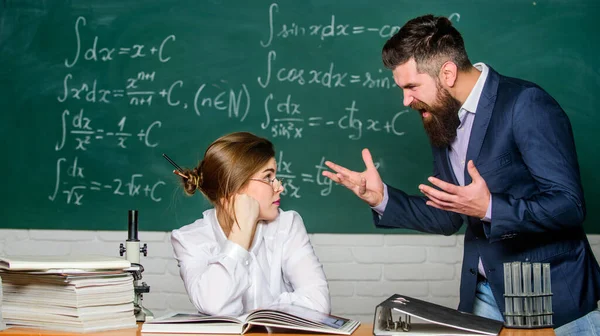 Tollerare molti abusi da parte sua. Una bella donna subisce abusi a scuola. Vittima di abusi emotivi. barbuto uomo verbalmente abuso insegnante o studen — Foto Stock