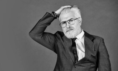 İyi görünüyorsun. Resmi toplantıya hazırlanıyorum. Erkek güzelliği ve karizması. Berberdeki profesyonel berber. Çevik iş. Kendine güvenen iş adamı gözlük takar Olgun adam sakal ve saç boyalı.