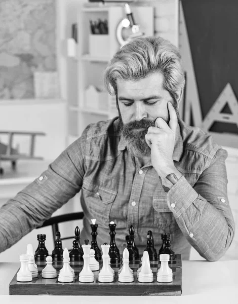 Strateji konsepti. Öğretmenim. Masa oyunu. Satranç oynayan akıllı adam. Satranç tahtasındaki figürler. Entellektüel hobi. Bir sonraki adımı düşünüyorum. Kendi başına düşünme işini kendin yap. Satranç dersi