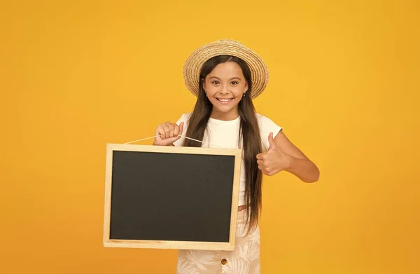 10代の女の子の夏ファッション。暖かい国への旅行。夏のショッピング販売。幸せな女の子はボードを保持します。子供が親指を立てて。広告とマーケティングです。サマーキャンプのスケジュールだ。コピースペース — ストック写真