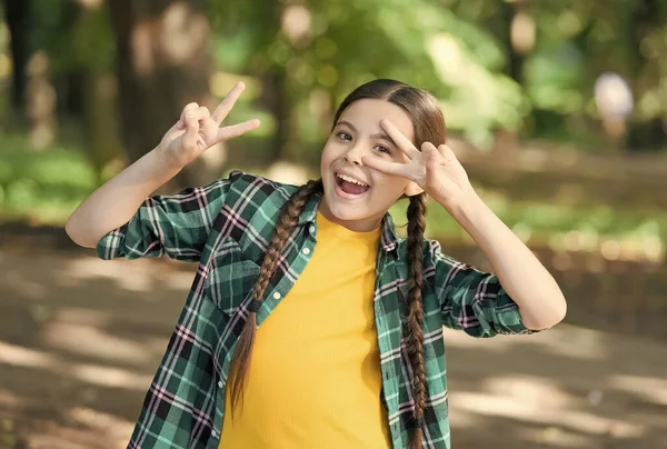 Mantener la calma. Muchacha fresca mostrar signos de paz paisaje natural. Vacaciones de verano. Estilo de moda casual. Mira qué belleza. Peluquería. Día de los niños. Feliz infancia. —  Fotos de Stock