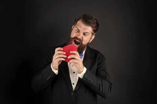 Partir corações. o homem faminto do smoking morde o coração. Feliz Dia dos Namorados. ser meu valentine. — Fotografia de Stock