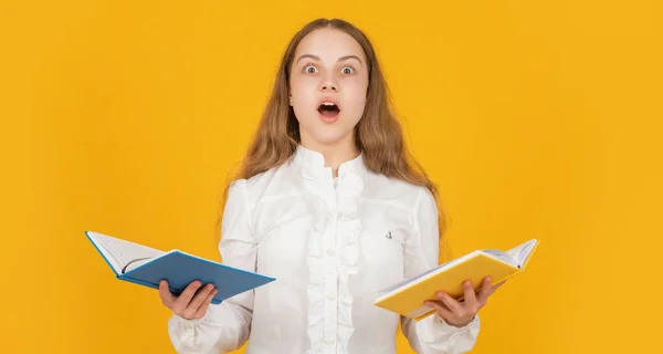 Schülerin mit Copybook. Teenager-Mädchen mit Notizbuch. zurück zur Schule. Kind bereit zum Lernen. — Stockfoto