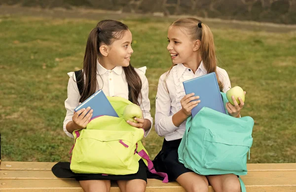 Essenspause an frischer Luft. Glückliche Kinder nehmen Äpfel aus Schultüten. Kleine Mädchen genießen die Schulpause im Freien. Gesundes Essen und Naschen. Natürliche Snack-Pause. Nahrung und Ernährung. Mittagspause — Stockfoto