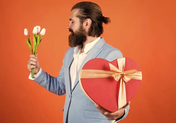 Férfi gyönyörű tavaszi virágokkal. Friss tulipán csokor. férfi kezében csokor tulipán. Boldog Valentin napot. férfi megosztani tulipán virágok. Szerelmi ajándék neki. ünnepeljük az ünnepet. Igaz szerelem. — Stock Fotó