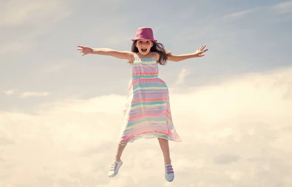 Niño feliz salto en vestido de verano en el fondo del cielo, la libertad —  Fotos de Stock