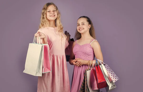 Kinderen houden boodschappentassen na succesvol winkelen, verkoop — Stockfoto