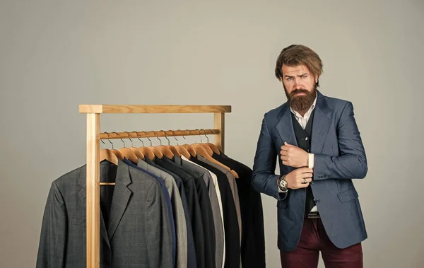 Werken aan trending designs. Knappe sartor met meetlint. mannelijke schoonheid en mode. Een man met een baard die kleren naait. formele en kantoor garderobe. Zakenman. zelfverzekerde tailor ontwerpen van mannelijke jas — Stockfoto