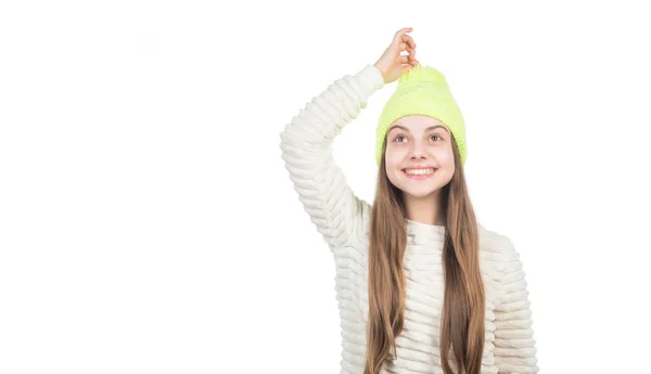 Gelukkig tienermeisje in winterkleren. Kindergeluk. klein kind dragen gebreide kleding geïsoleerd op wit. — Stockfoto