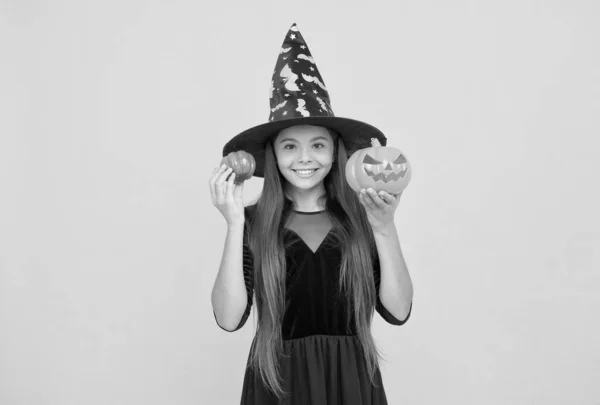Boldog Halloweent! Boszorkánykalapos gyerek. A kölyök kísérteties tököt tart. Boszorkányság és varázslat. gyermekkori őszi nyaralás. tini lány készen áll az ünneplésre. jelmezes buli. Töklámpás. Kísértetiesen jól érzem magam. — Stock Fotó