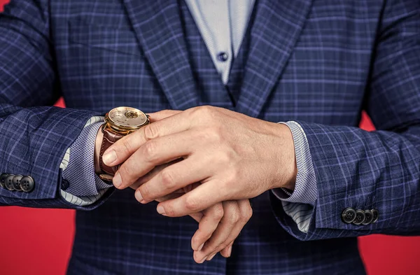 Έλεγχος του χρόνου σε φορητό ρολόι που φοριέται στο αρσενικό χέρι επίσημο στυλ μόδας, ρολόι — Φωτογραφία Αρχείου