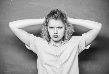 Aptallıktan yoruldum. Yorgun eğitimci pes etti. Stresli bir iş. Stres atma yöntemleri. Stresli bir iş. Öğretmen tapılası bayan tahtadan tedirgin olmuş. Öğretmenlik zor ve streslidir.