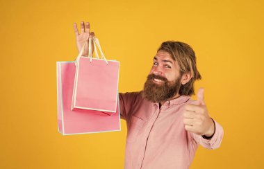 Sadece en iyisi. Alışveriş ve satış. Olgun, vahşi hippi. Alışveriş merkezinden al. Mutlu sakallı adam elinde hediye paketi tutuyor. Mutlu yıllar veya yıldönümleri. Bayram kutlaması. Ona sürpriz yap.