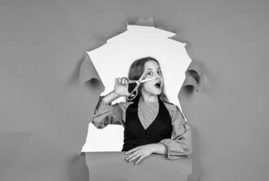 Çocuk güzellik salonunda makas aleti kullanıyor. Saç stili. Çocuk uzun esmer saçları kesti. Saç bakımı ve sağlık. Kuaför. Genç kız saçını makasla kesti. Yeni bir saç stili yapıyorum. Ben neysem oyum.