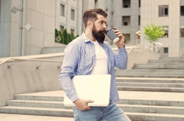 Kahve beni tamamlıyor. Vahşi hippi dışarıda kahve içer. Hazır kahve içeceğiz. Sıcak içecek. Kahve molası. Modern hayat. Sabah içkisi alışkanlığı. İlk yudumda aşkı tecrübe et.