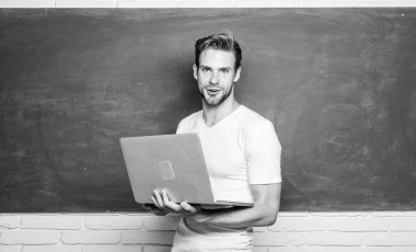 İşletme koçu online. Modern eğitim çevrimiçi. Üniversite öğretmeni bilgisayar teknolojisi kullanır. Adam çalışmak için 4G internet kullanıyor. Okula dönüyorum. İşletme. Öğrenim sınıfındaki öğrenci.