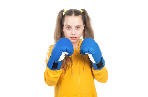 Ciddi genç kız boksör boks eldivenleri içinde dövüşmeye ve yumruklamaya hazır yalnız beyaz, spor — Stok fotoğraf