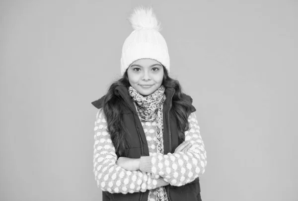 Pronto para as férias. criança com cabelo encaracolado longo em chapéu de malha. atividade de Natal estilo estação fria. felicidade infantil. roupas térmicas. menina adolescente feliz usar roupas quentes. inverno criança moda — Fotografia de Stock