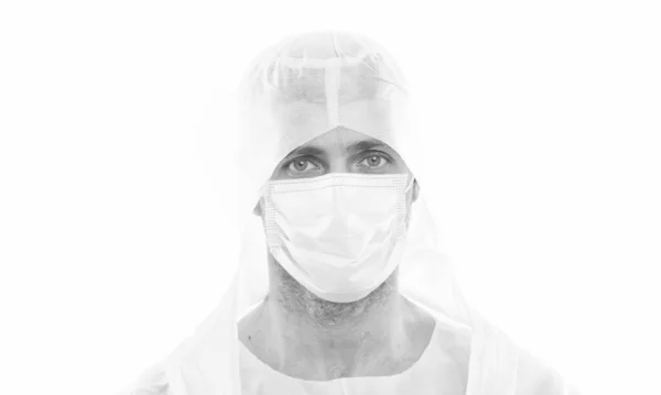 Een man draagt een chirurgisch masker. arts met masker geïsoleerd op wit. coronavirus pneumonie pandemie. virusvaccin en -behandeling. verspreiding van covid 19. gezondheidszorg. immuniteit van corona igg — Stockfoto