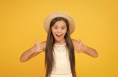 Yaz mutluluğu. Tatil havası. Tropik bir tur. İndirim ve indirim. Çocuklar için mallar. Zarif şapka takan sevimli küçük bir kız. İyi tatiller. Yaz turu. Boş zaman ve eğlence konsepti