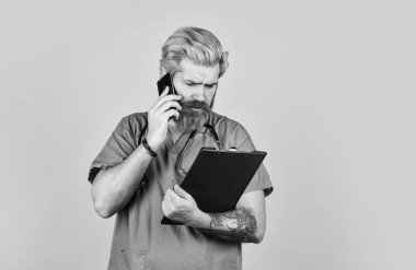 Sağlığını düzelt. Doktor tıbbi kayıtları kontrol ediyor. Hastane başvuru programı. Hemşire cep telefonuyla konuşuyor. Not defterindeki sağlık kartı. Çevrimiçi sağlık hizmeti kavramı. Doktor görev başında.