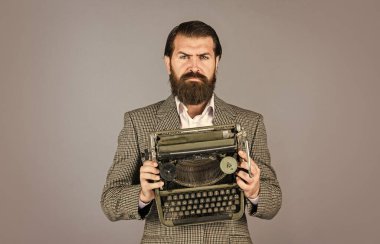 Eski tarz gibi. modern ve eski teknoloji. Dijital iş. Başarılı bir iş adamı retro daktilo kullanır. Olgun bir adam için klasik bir alet. İlk taslak. profesyonel daktilocu daktilo ile notlar alır