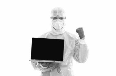 Gerçekten iyi sonuçlar. Kendini izole etme ve karantina sırasında bilgisayarın başında çalışıyor. Coronavirüs salgını ve covid salgını. Evde kal. Mesafe doktoru yardım. Korumada epidemiyoloji uzmanı