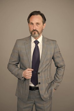 Resmi takım elbiseli olgun bir iş adamı. Başarılı bir banka çalışanı. Ofis ceketli patron. Sakallı adam bakımlı. Profesyonel avukatın başarılı bir işi var. kendinden emin yönetici