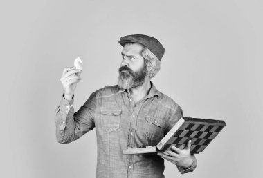 Oyun stratejisi konsepti. Satranç dersi. Bilişsel gelişim. Öğretmen satranç yarışması. Masa oyunu. Satranç oynayan sakallı adam. Satranç figürleri. Entelektüel oyunlar. Grandmaster deneyimli oyuncu