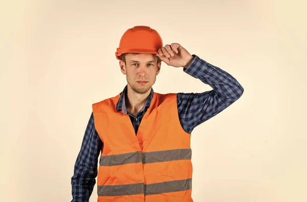 Mann auf der Baustelle. echter Bauarbeiter mit Helm. Tischler bereit zur Arbeit. Reparaturkonzept. junger Arbeiter ist Ingenieur-Assistent. Reparaturhelfer in Uniform — Stockfoto