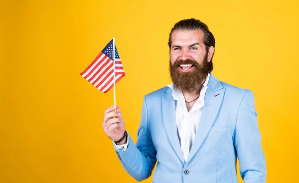 Jóképű kaukázusi üzletember divatos frizura kabát tartsa amerikai zászló, utazás — Stock Fotó