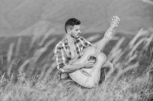 O músico inspirado toca balada de rock. Componha a melodia. Ambiente inspirador. Homem com guitarra no topo da montanha. Música acústica. Festival de música de verão ao ar livre. A tocar música. Som de liberdade — Fotografia de Stock