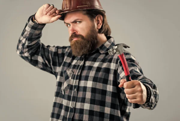 Brutalny brodaty pracownik w kasku. Dojrzałe facet budowniczy z broda i wąsy — Zdjęcie stockowe