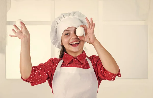 Glad barn flicka matlagning hem bakverk, ägg — Stockfoto