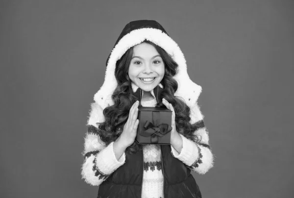 Κομψό κορίτσι παιδί σε casual ζεστά ρούχα με κουτί δώρου μετά από επιτυχημένες εποχιακές αγορές για τις διακοπές Χριστούγεννα, αγορά — Φωτογραφία Αρχείου