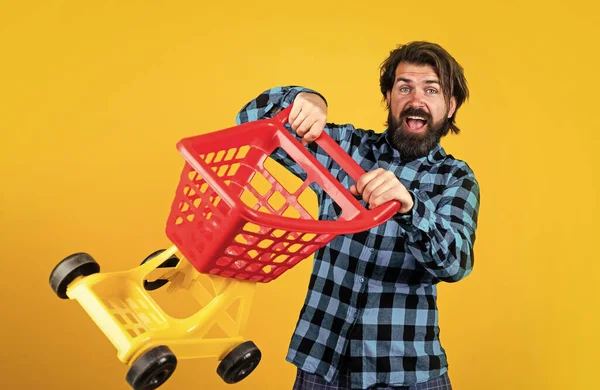 Жестокий бородатый мужчина со стильным видом нести тележку с покупками, кибер понедельник — стоковое фото