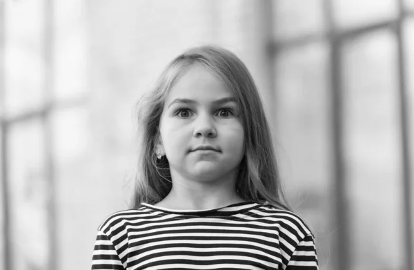 Überraschte kleine Kind mit langen Haaren in gestreiftem Top halten die Augen weit offen im Freien, Überraschung — Stockfoto