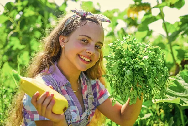 Chica jardinero feliz cultivo de alimentos frescos solo de la granja —  Fotos de Stock