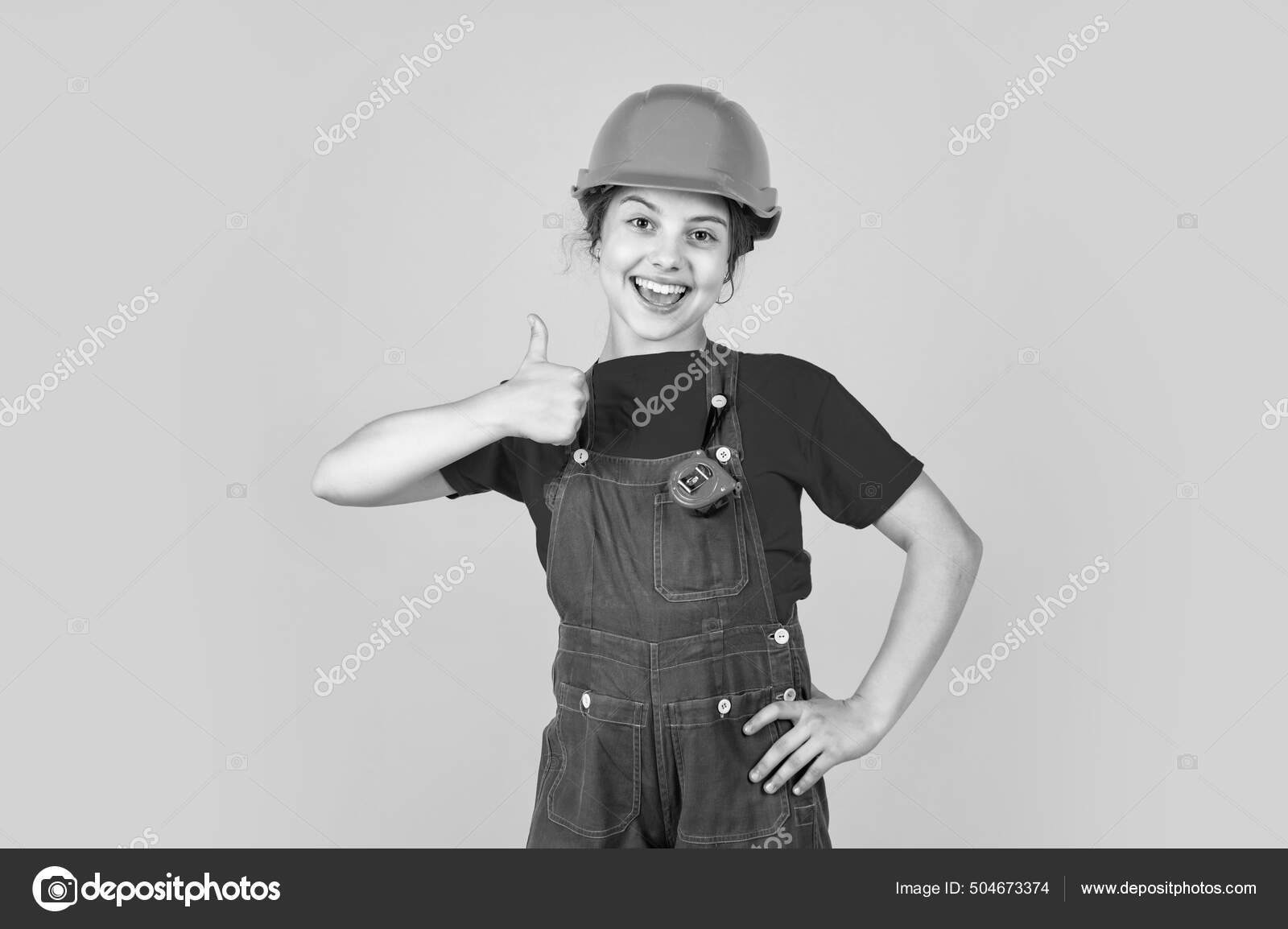 Enfant porter un casque sur le chantier de construction. adolescent fille  constructeur avec construire outil ruban