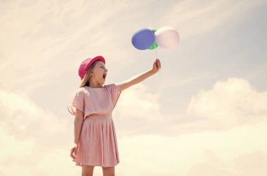 Dışarıda parti balonları olan güzel bir genç kız, doğum günü